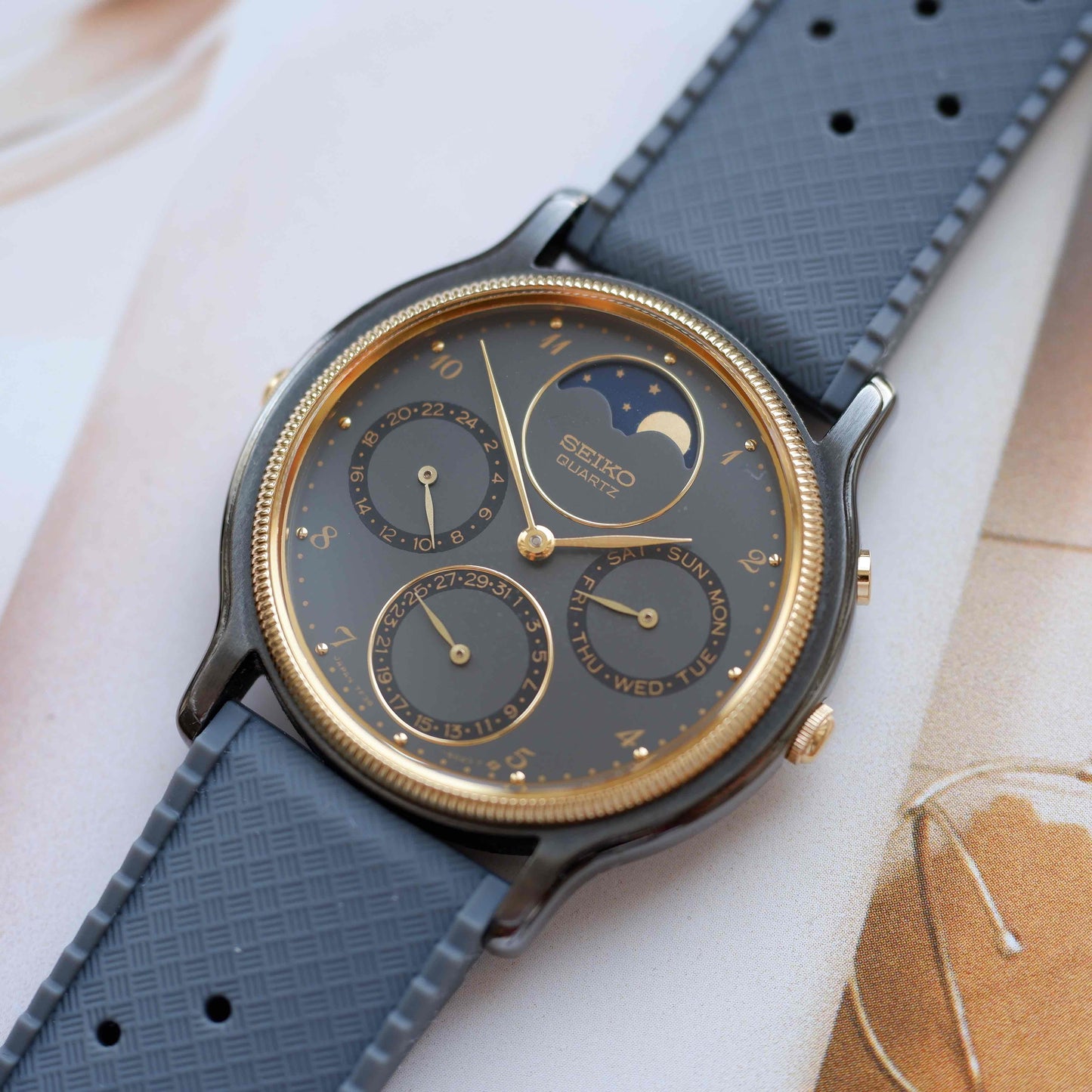 Vintage Seiko Ref. 7F38-6030 Moon Phase Calendar Watch 80s Black Gold Mint