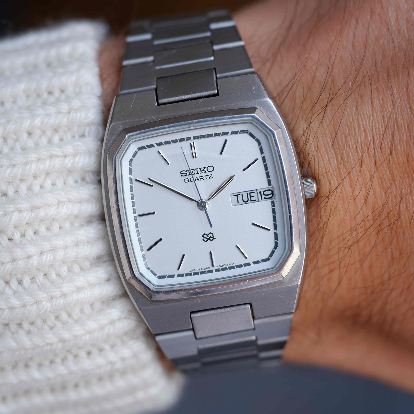 Vintage Seiko Tank Style Watch 80s Silver White Dial Integrated Bracelet Quartz