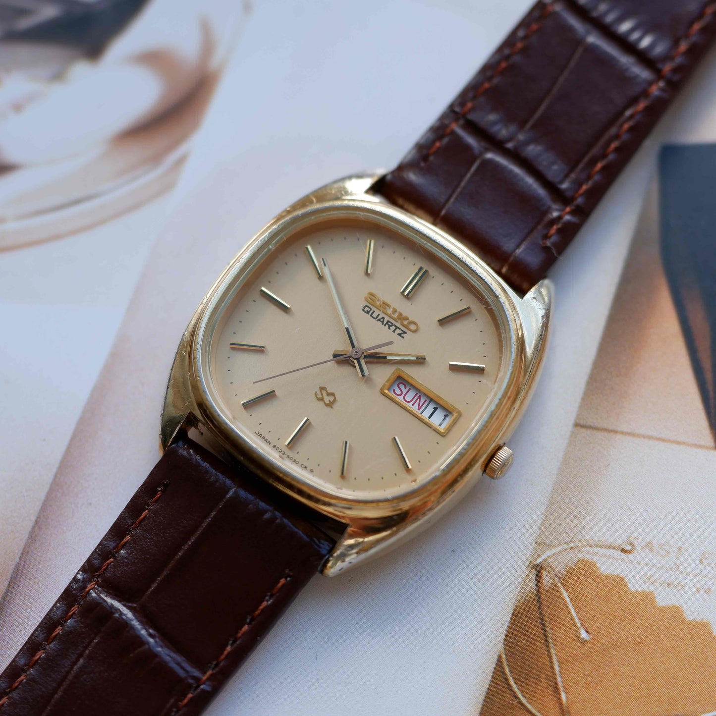 Vintage Seiko SQ Cushion Case Day-Date Quartz Gold 80s