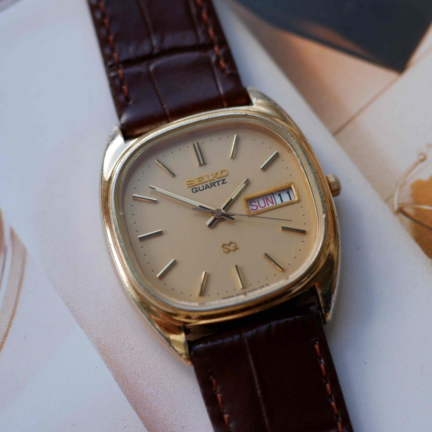 Vintage Seiko SQ Cushion Case Day-Date Quartz Gold 80s