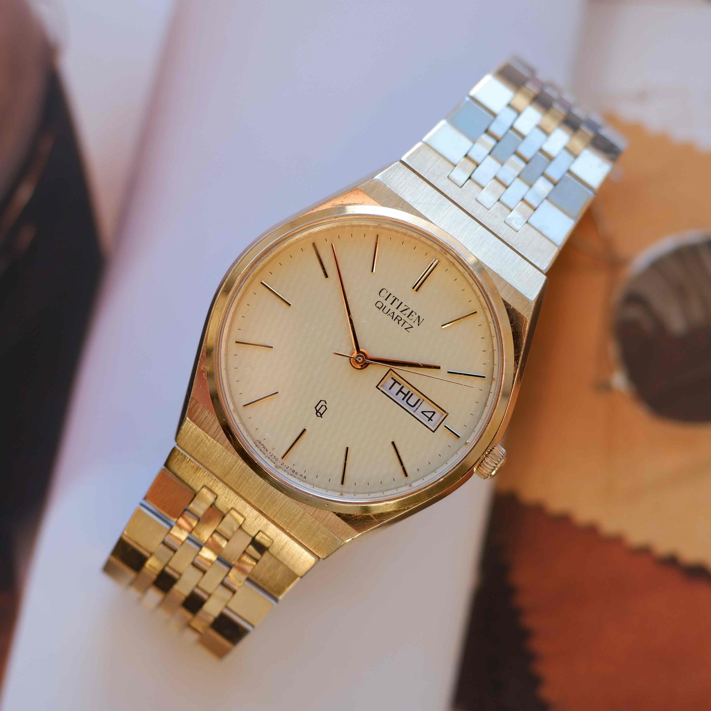 Vintage Citizen Gold Day-Date Quartz 80s Slim Case Spanish Dial