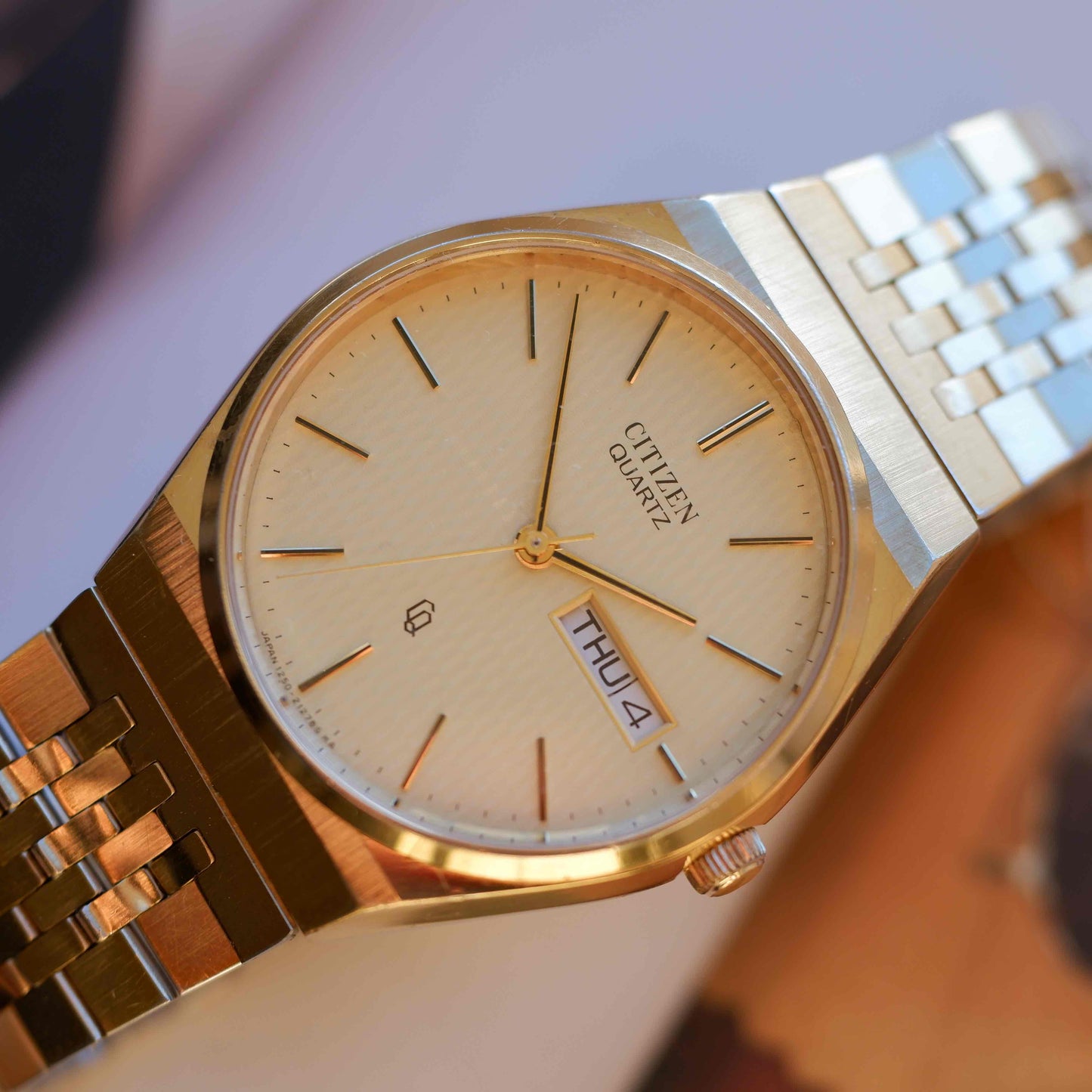 Vintage Citizen Gold Day-Date Quartz 80s Slim Case Spanish Dial