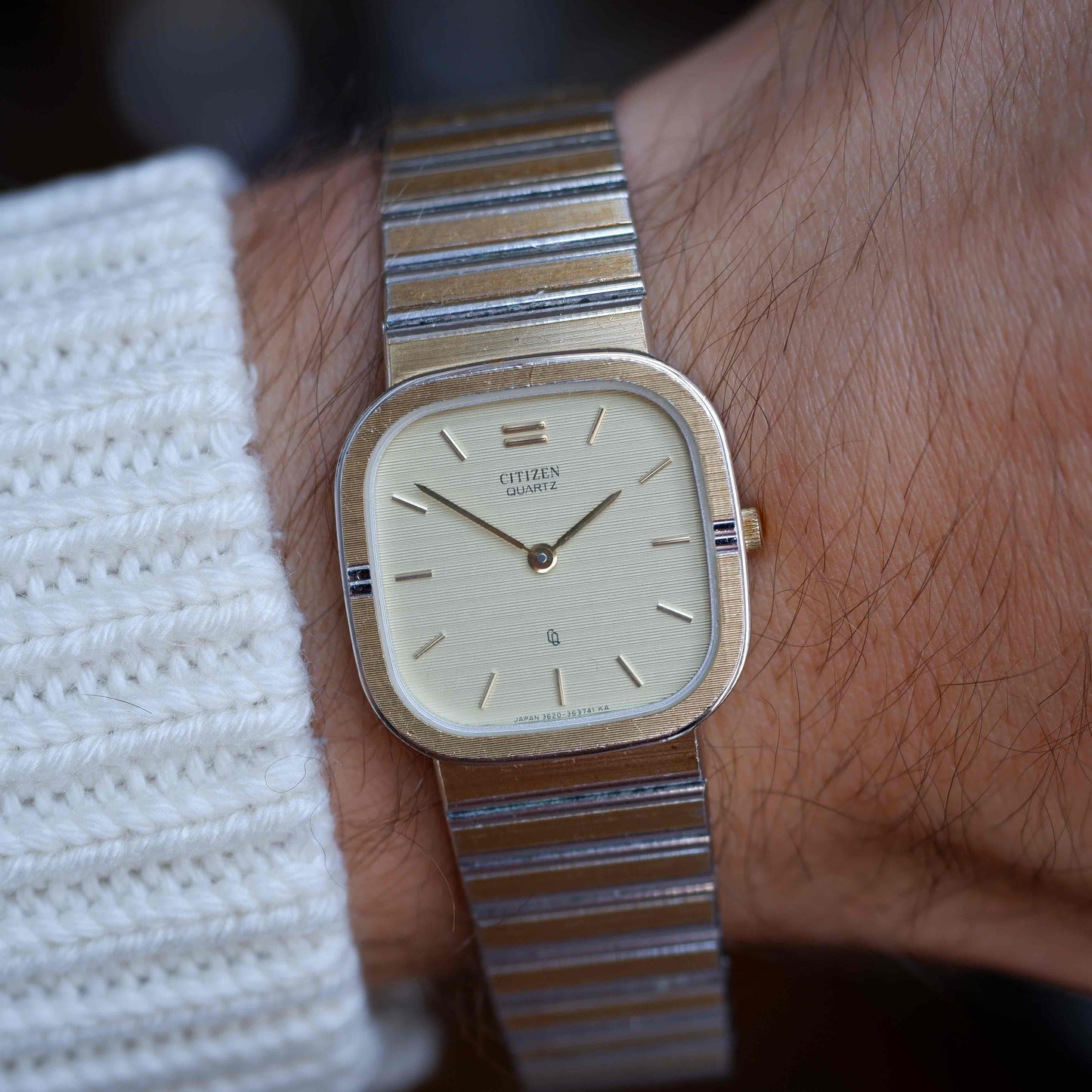 Vintage Citizen Dress Integrated Two-Tone Bracelet Strcutured Champagne Dial 80s