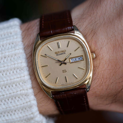 Vintage Seiko SQ Cushion Case Day-Date Quartz Gold 80s