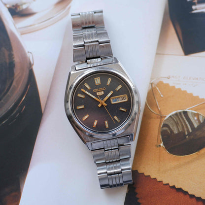 Vintage Seiko 5 Automatic Blue Structured Dial from the 80s